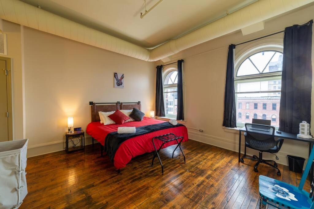 King Bed W/ Panoramic Views Of Dt! Lejlighed Rochester Eksteriør billede