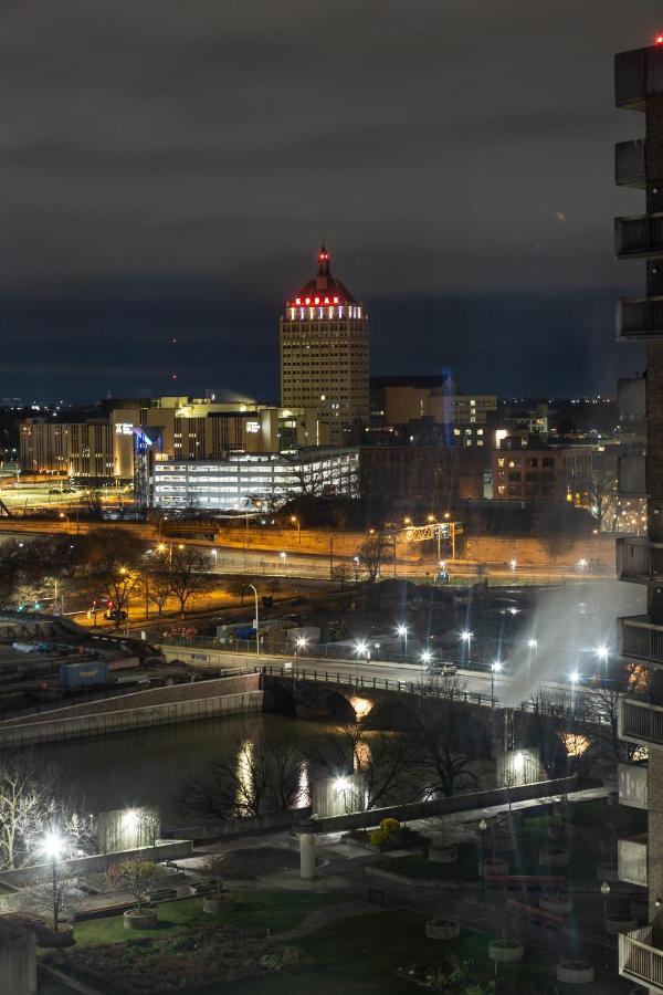 King Bed W/ Panoramic Views Of Dt! Lejlighed Rochester Eksteriør billede